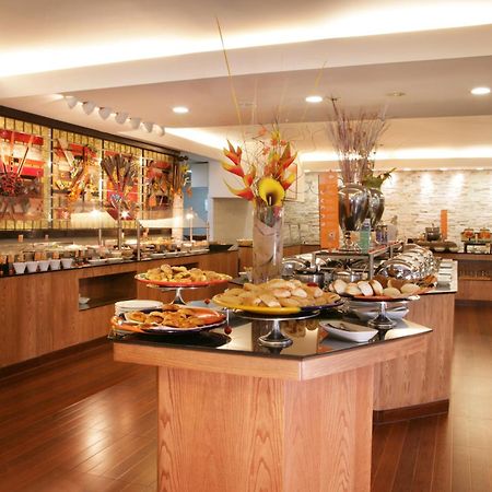 Barcelo Guadalajara Hotel Ресторант снимка The buffet at the restaurant