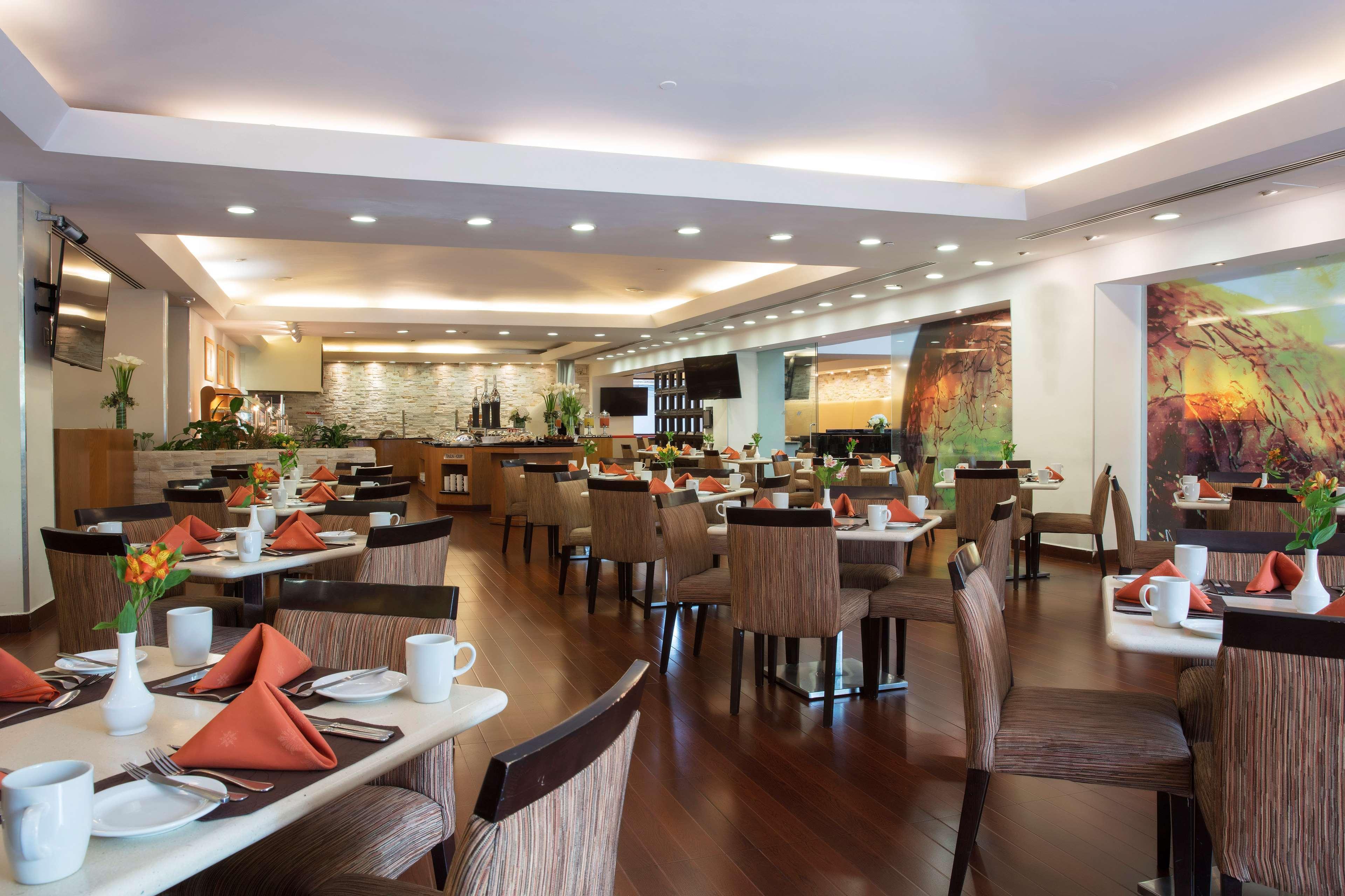 Barcelo Guadalajara Hotel Екстериор снимка The restaurant at the hotel