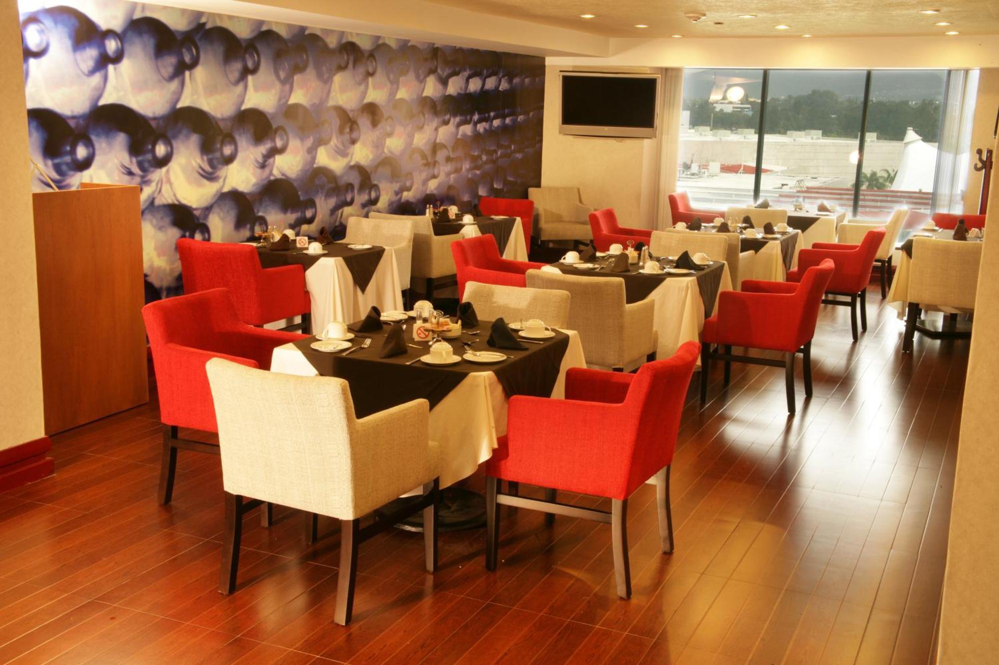 Barcelo Guadalajara Hotel Екстериор снимка The interior of the restaurant