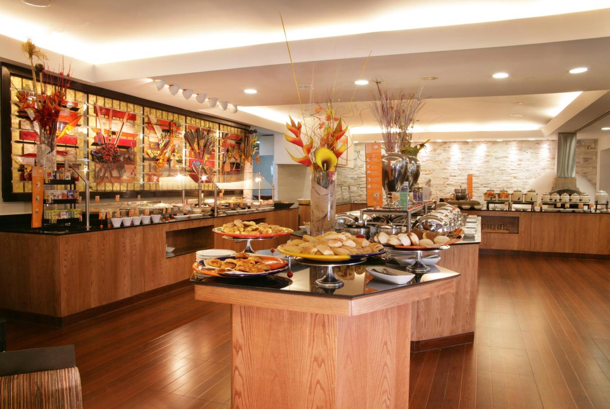 Barcelo Guadalajara Hotel Ресторант снимка The buffet at the restaurant