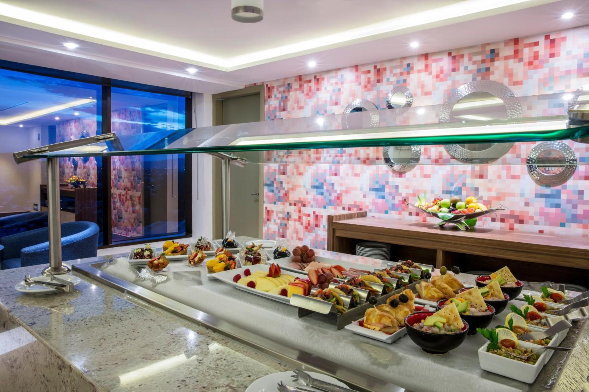 Barcelo Guadalajara Hotel Екстериор снимка A buffet at a hotel